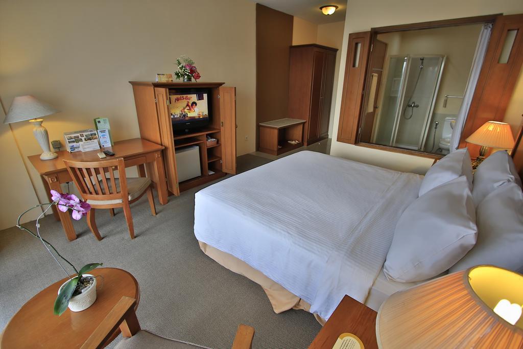 The Jayakarta Suites Бандунг Номер фото